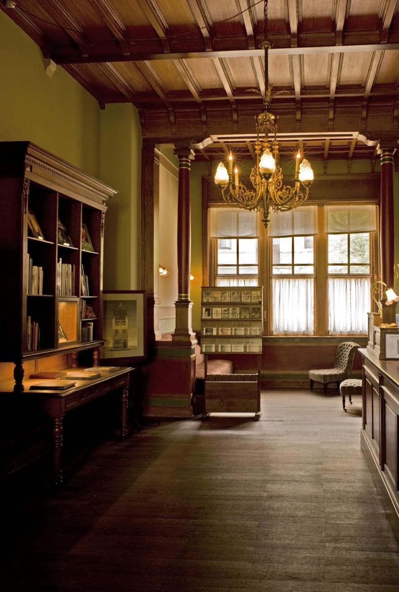 maison autrique - bibiothèque